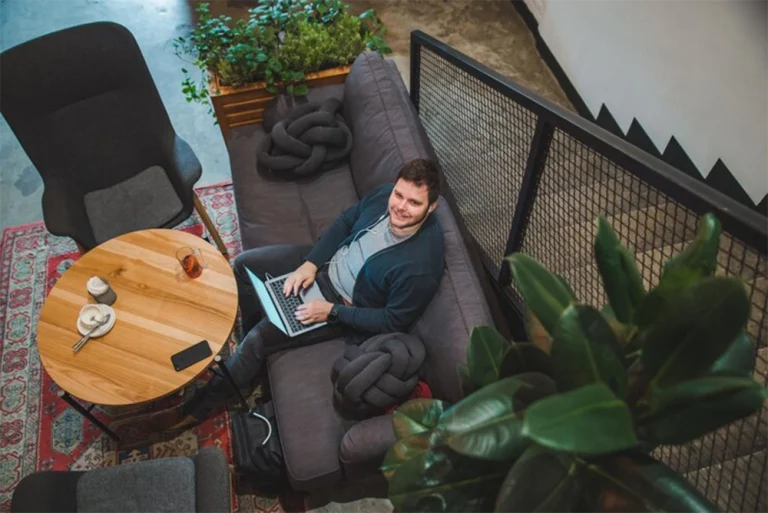 انقلاب مدل کار هیبریدی: راهنمای جامع مدیریت تیم ها در دنیای مدرن و چالش های آن